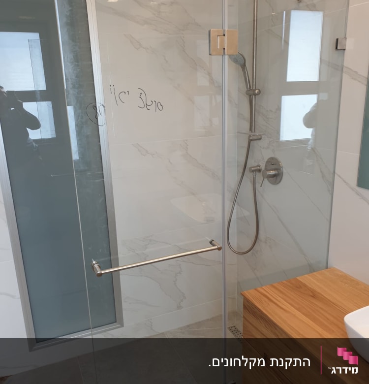 מקלחון זכוכית עם ראש מקלחת מתכתי